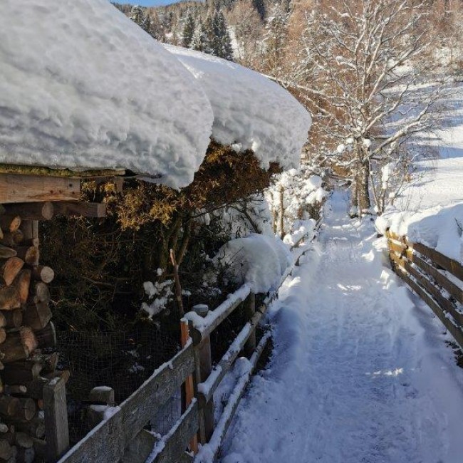 Winterspaziergang durch das alpine Tal der Thermen